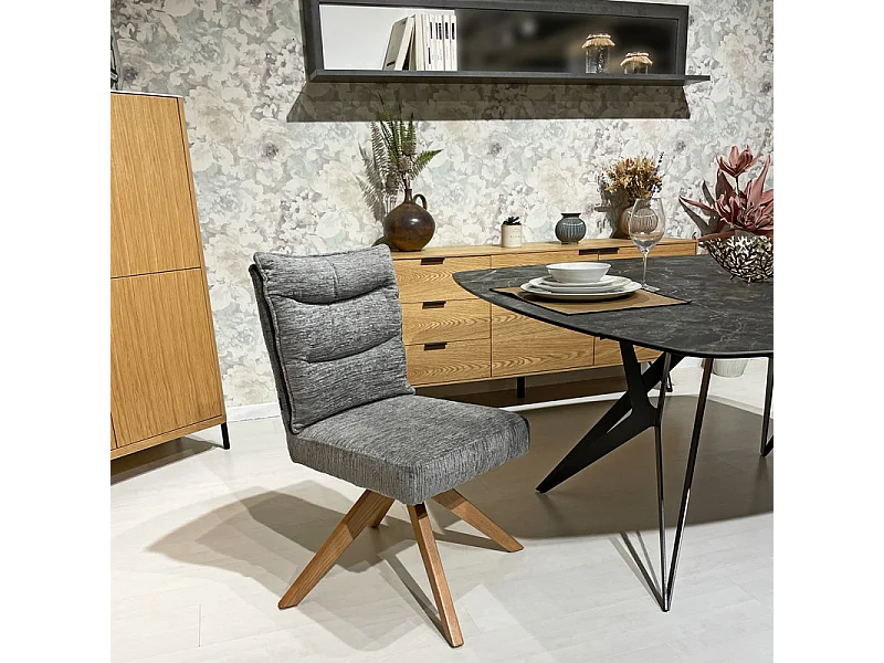 Chaise pivotante 360° matelassé tissu doux gris pieds bois – DARCY