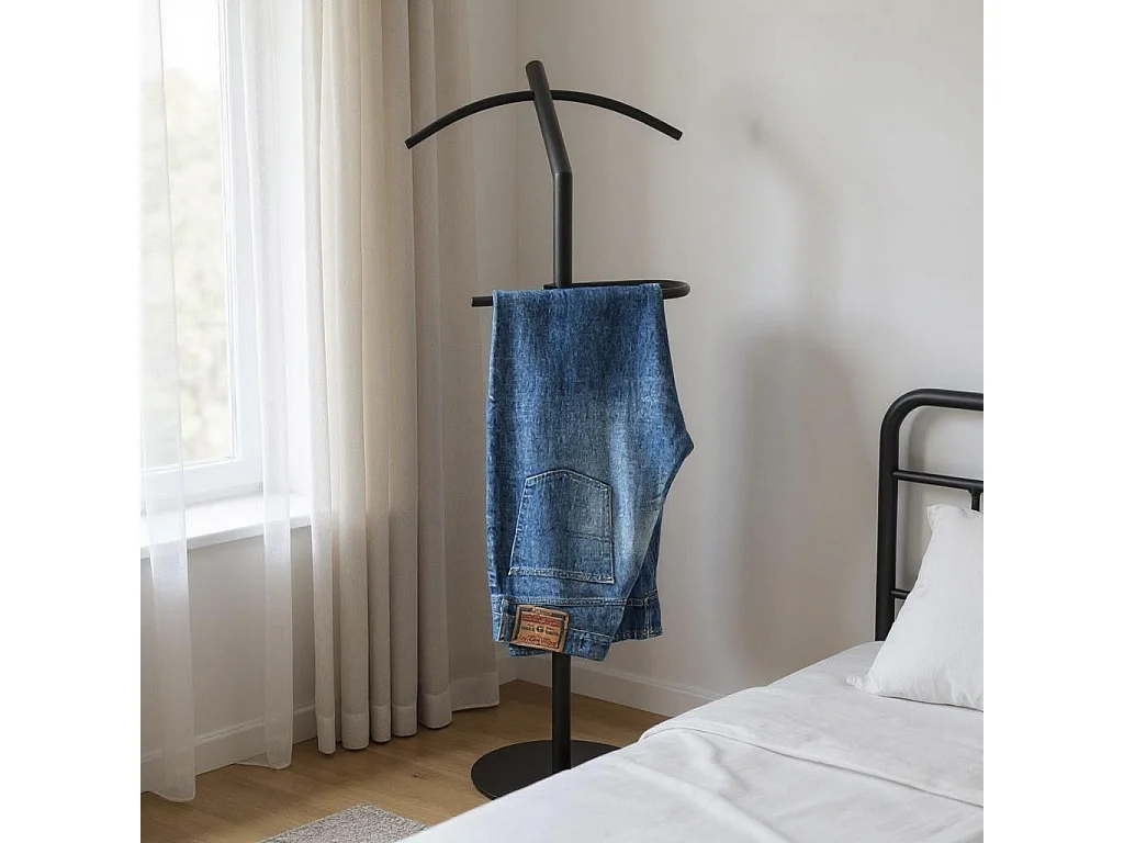 Valet de nuit avec cintre intégré coloris Noir - Longueur 47 x Profondeur 30 x Hauteur 111 cm