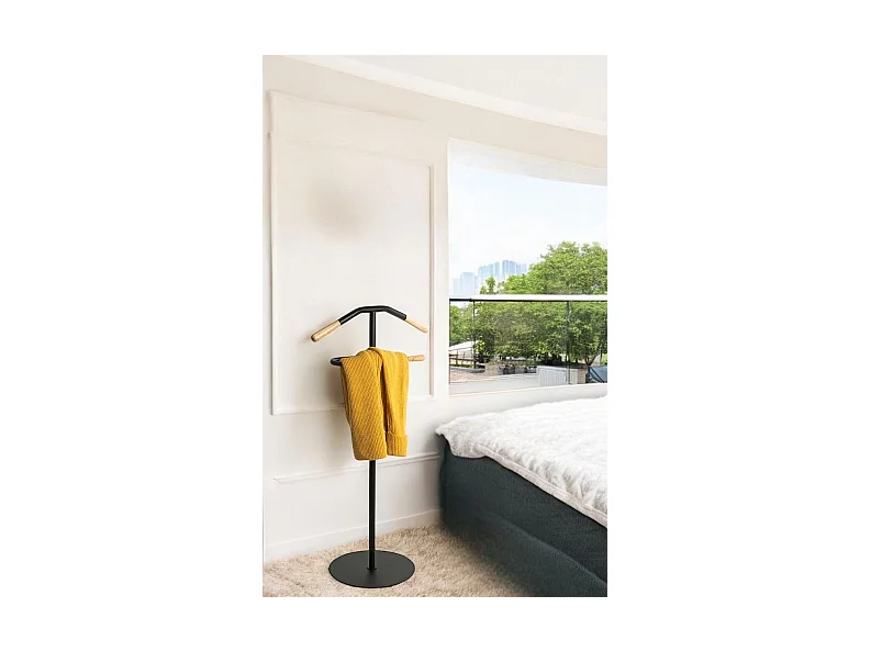 Valet de nuit avec cintre intégré coloris Noir - Longueur 50 x Profondeur 34 x Hauteur 105 cm