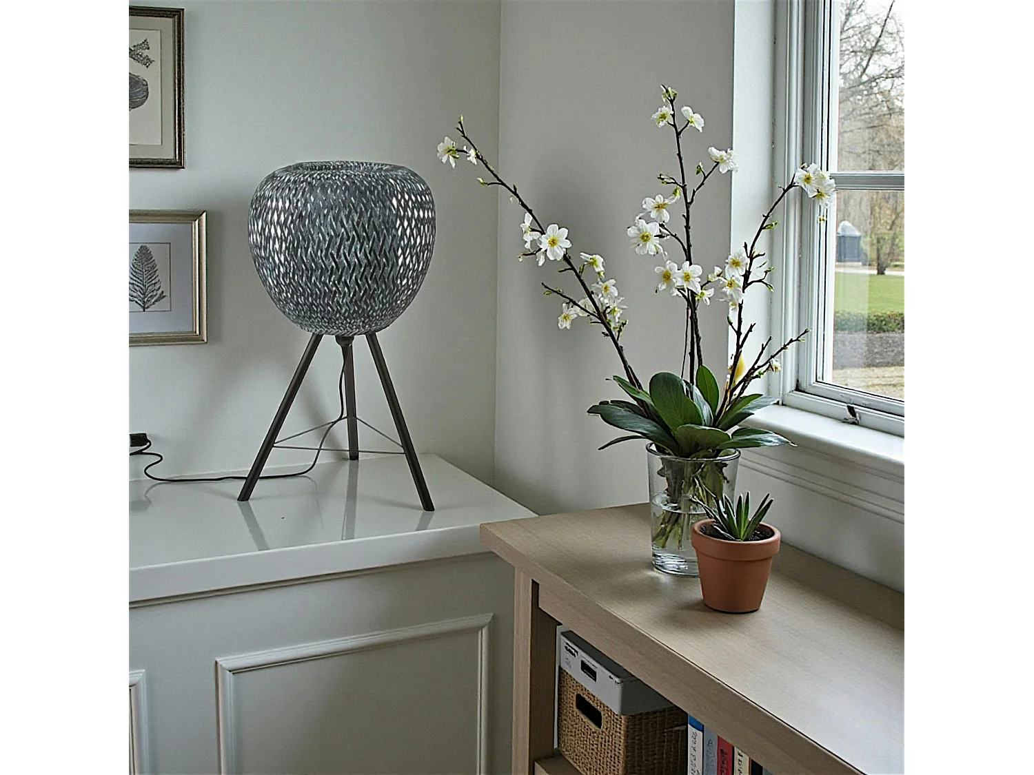 Lampe forme Pomme en bambou ajouré tons gris bleuté et pieds métal D33xH59cm