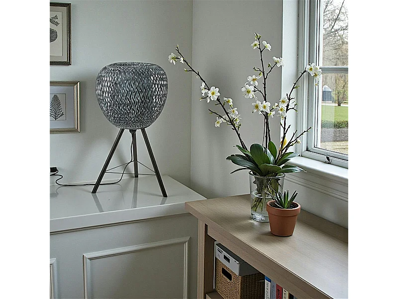 Lampe forme Pomme en bambou ajouré tons gris bleuté et pieds métal D33xH59cm