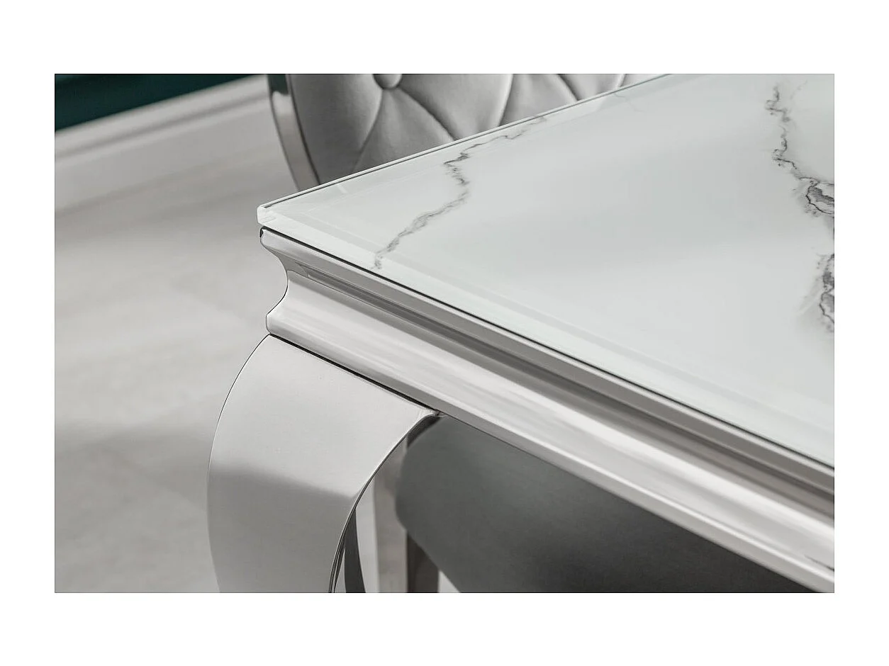 Table de salle à manger VELENA 180 cm – Plateau en verre effet marbre blanc – Structure en acier argenté