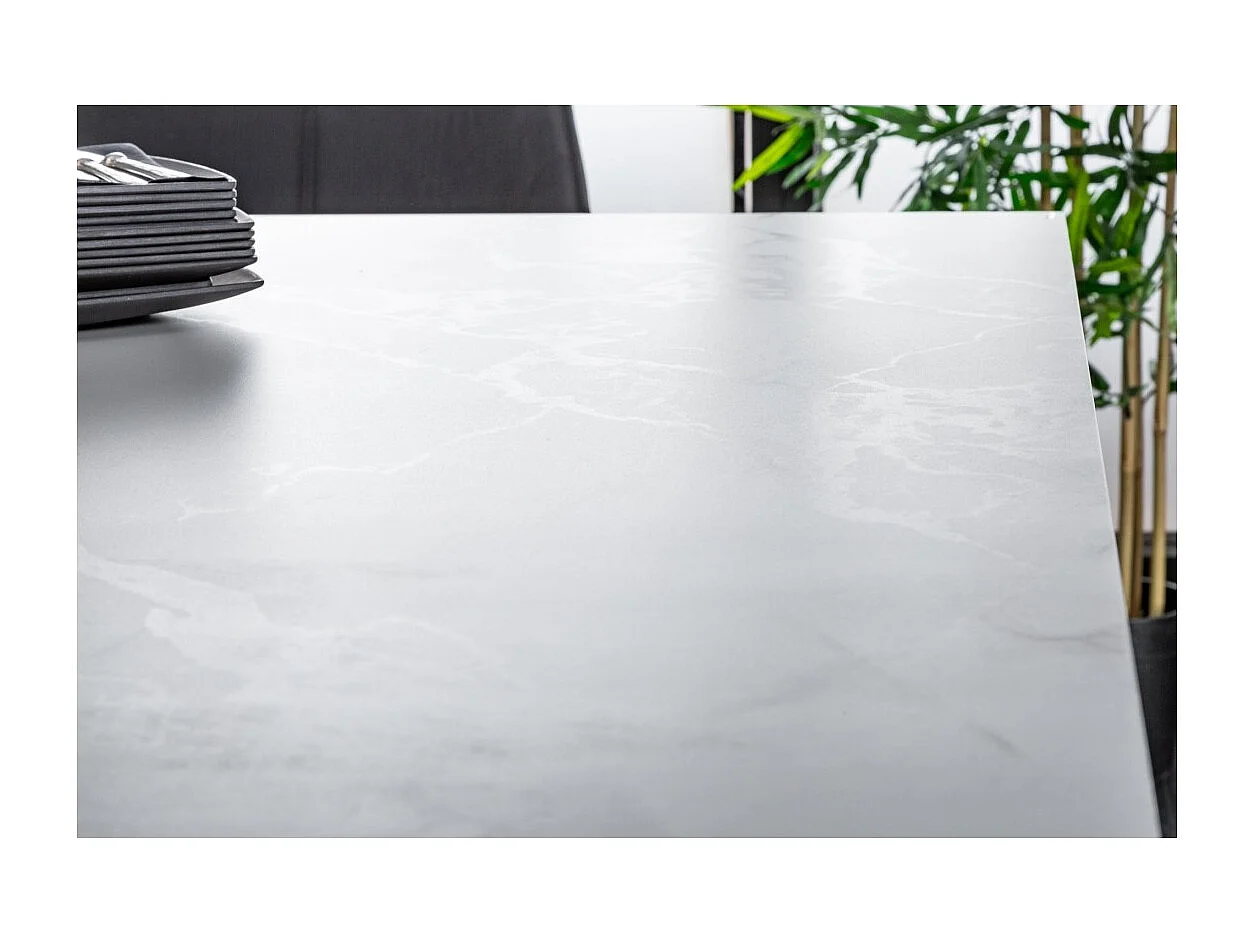 Table STELIX 180–220–260 cm – Plateau en céramique effet marbre blanc et verre trempé – Extensible avec pieds en métal noir