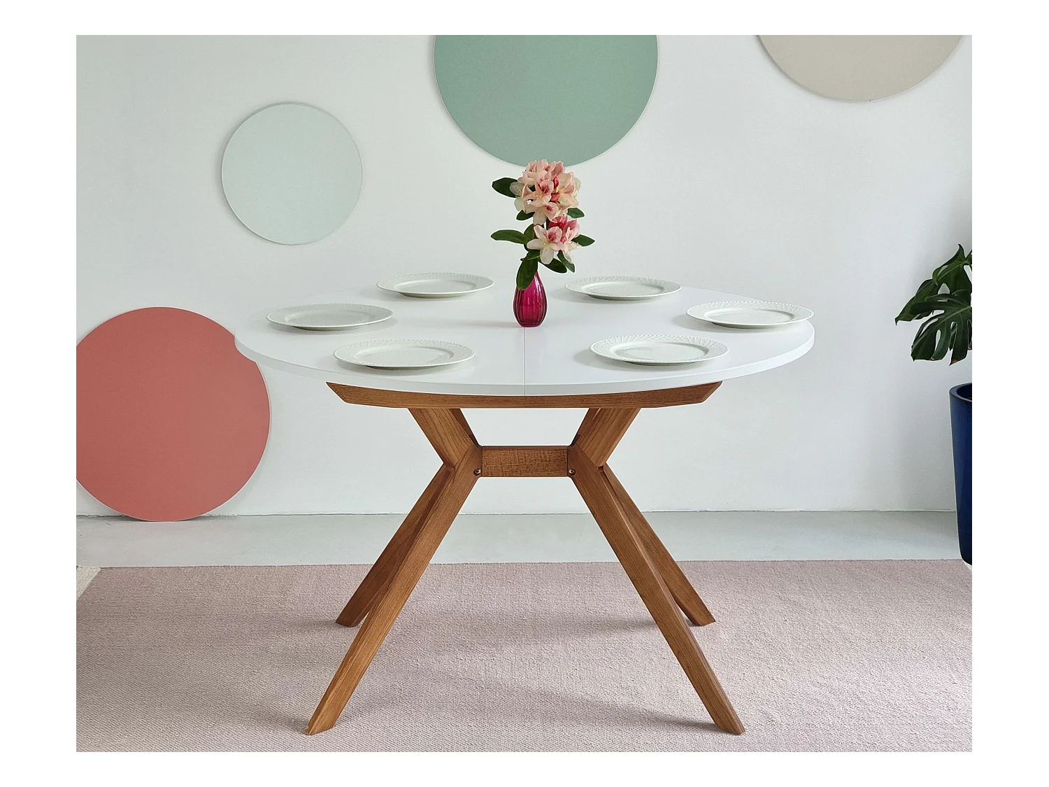 Mesa de jantar redonda extensível 110cm Biju Preto com pernas de carvalho