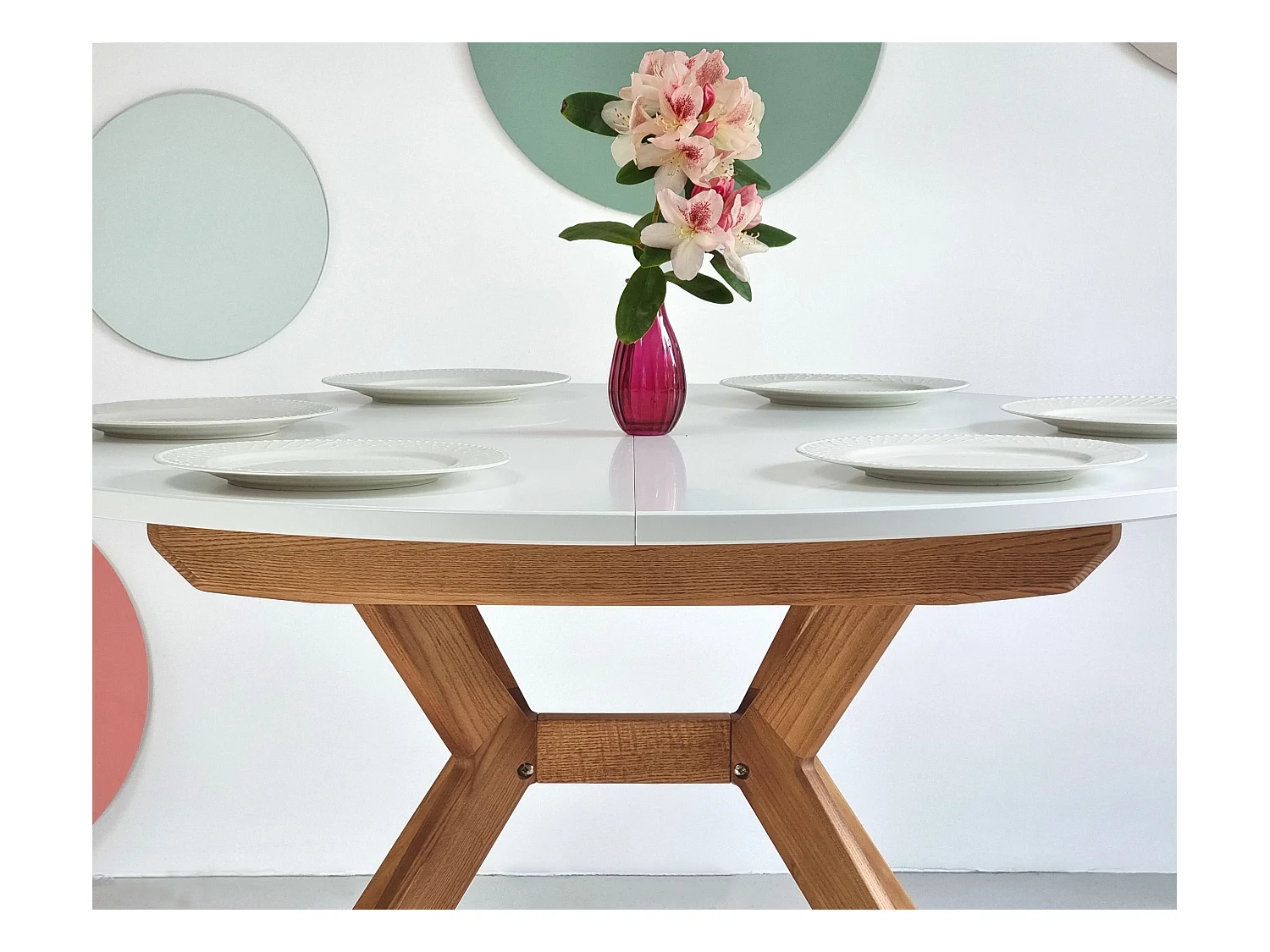 Mesa de jantar redonda extensível 110cm Biju Cinza Pérola com pernas de carvalho