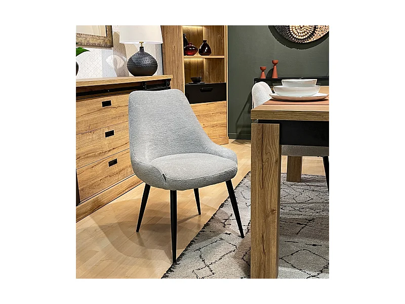 Chaise en tissu doux gris clair avec pieds métal noir – TARA