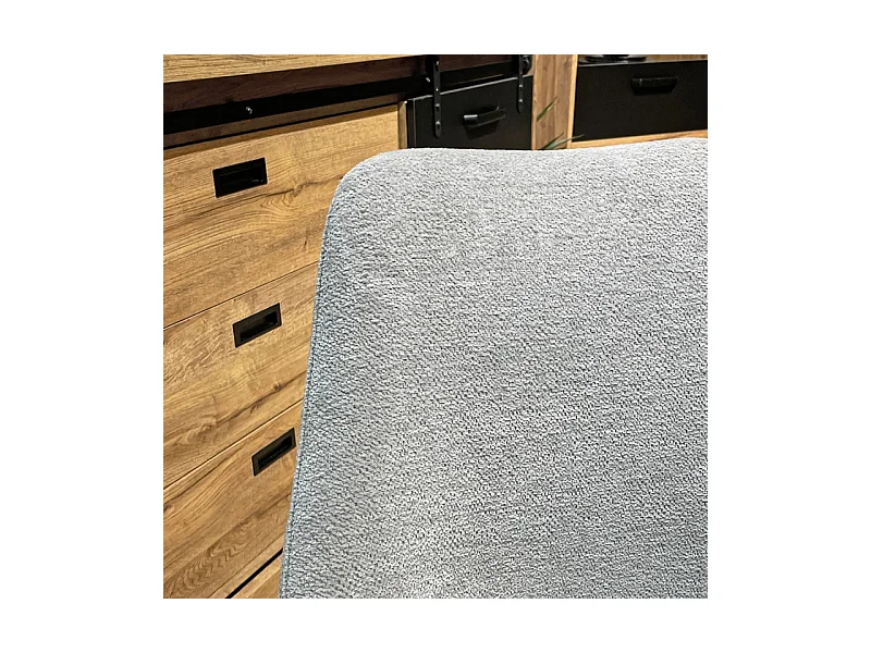 Chaise en tissu doux gris clair avec pieds métal noir – TARA