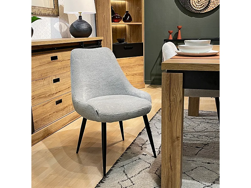 Chaise en tissu doux gris clair avec pieds métal noir – TARA