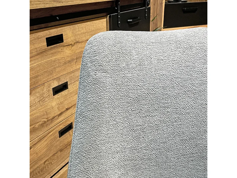 Chaise en tissu doux gris clair avec pieds métal noir – TARA