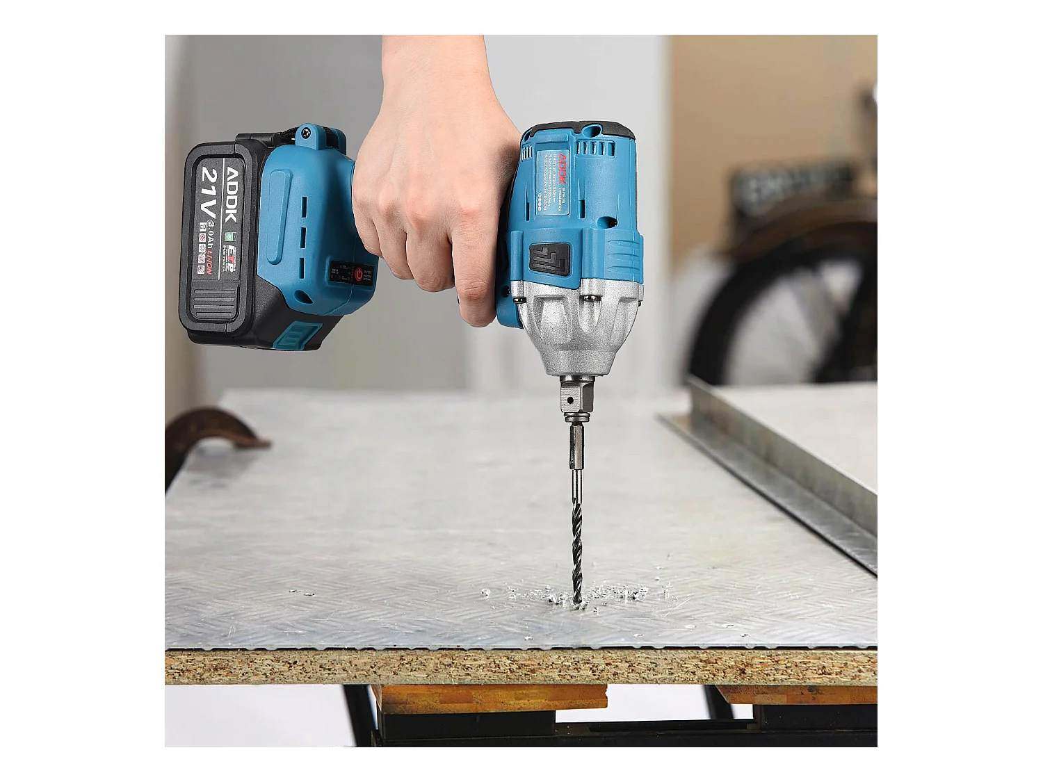 Chave de Impacto Sem Fio 21V 3,0Ah - Motor Sem Escovas - Caixa com 25 Acessórios - Azul