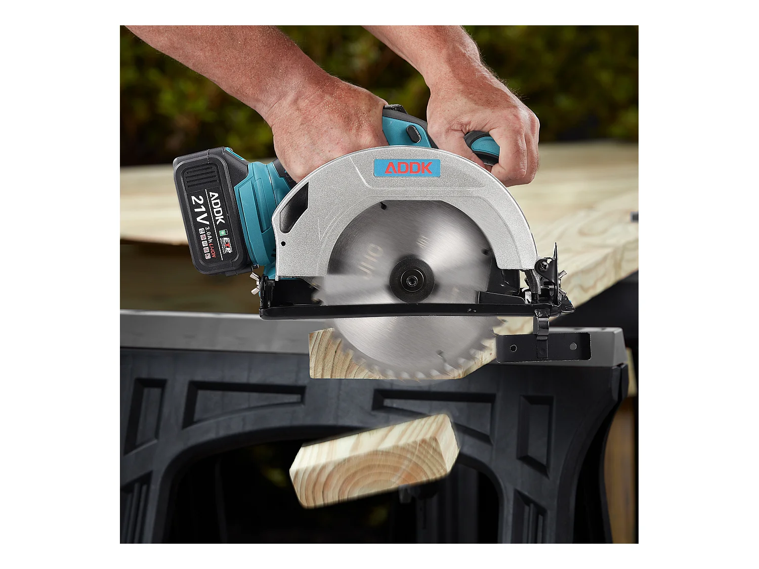 Serra circular sem fio 21 V - Motor sem escovas - 1 bateria de 3,0 Ah + carregador - Lâmina de Ø180 mm, profundidade de corte de 56 mm