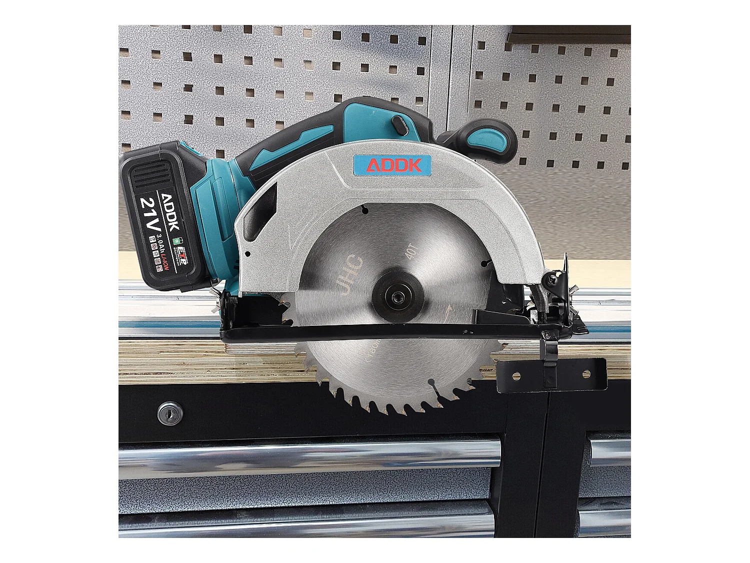 Serra circular sem fio 21 V - Motor sem escovas - 1 bateria de 3,0 Ah + carregador - Lâmina de Ø180 mm, profundidade de corte de 56 mm