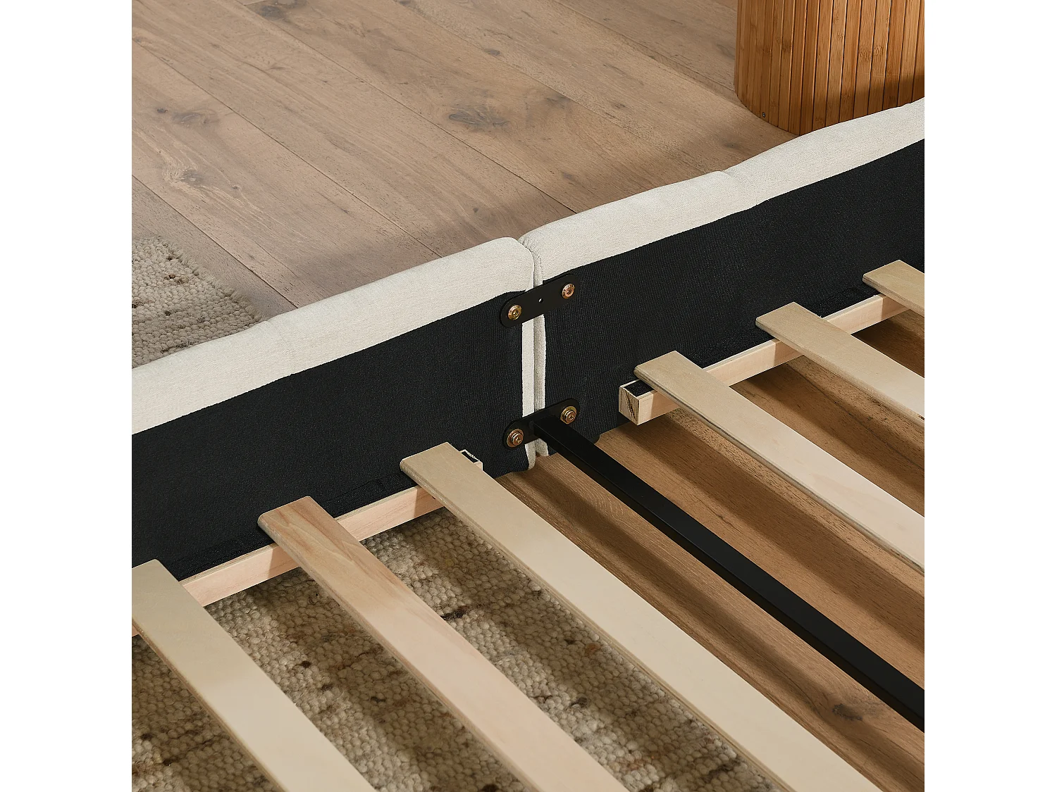 Lit double adulte beige 160x200cm, matelassé carré, tissu chenille, bois + métal