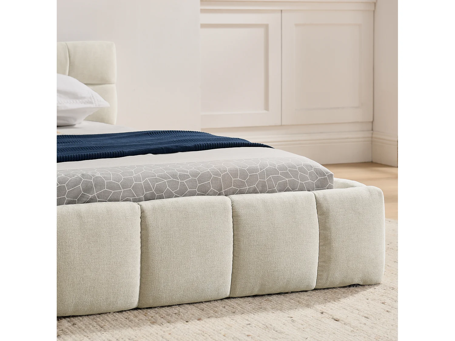 Lit double adulte beige 160x200cm, matelassé carré, tissu chenille, bois + métal