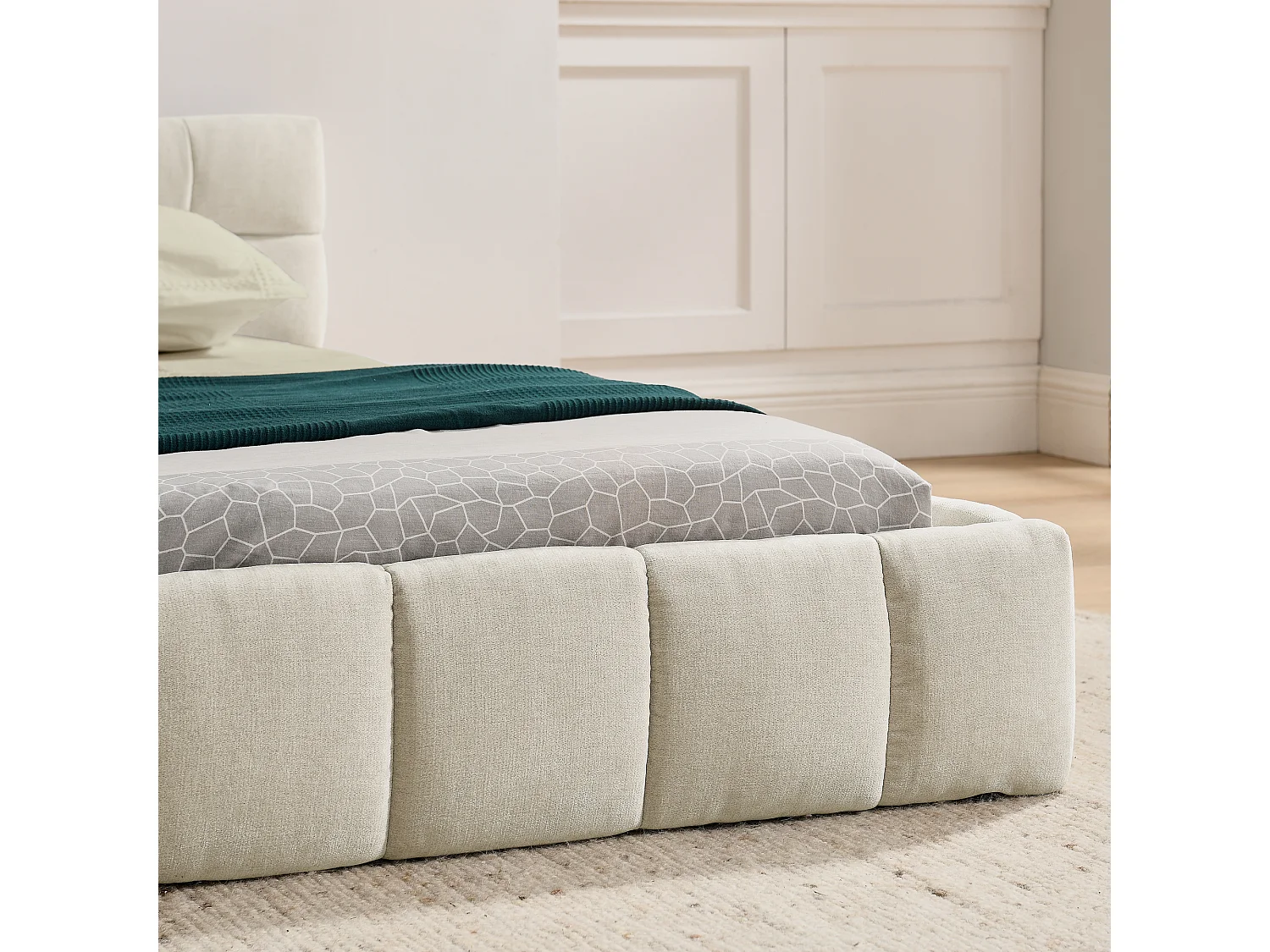 Lit double beige 140x200cm, matelassé carré, tissu chenille, bois + métal