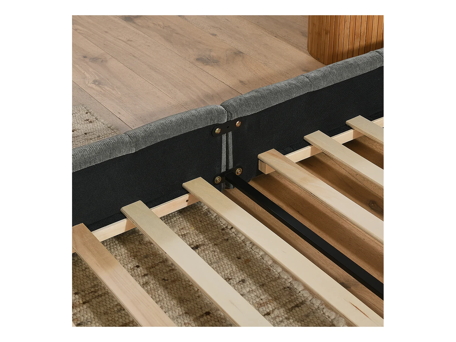 Letto matrimoniale grigio scuro 140x200cm, trapuntato a quadri, tessuto ciniglia, legno + metallo