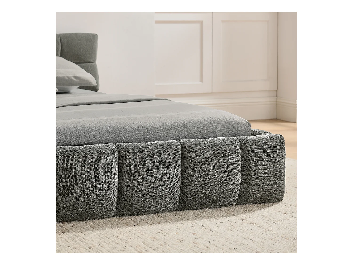 Letto matrimoniale grigio scuro 140x200cm, trapuntato a quadri, tessuto ciniglia, legno + metallo