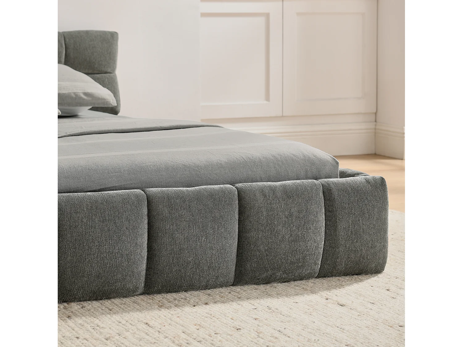 Lit double gris foncé 140x200cm, matelassé carré, tissu chenille, bois + métal