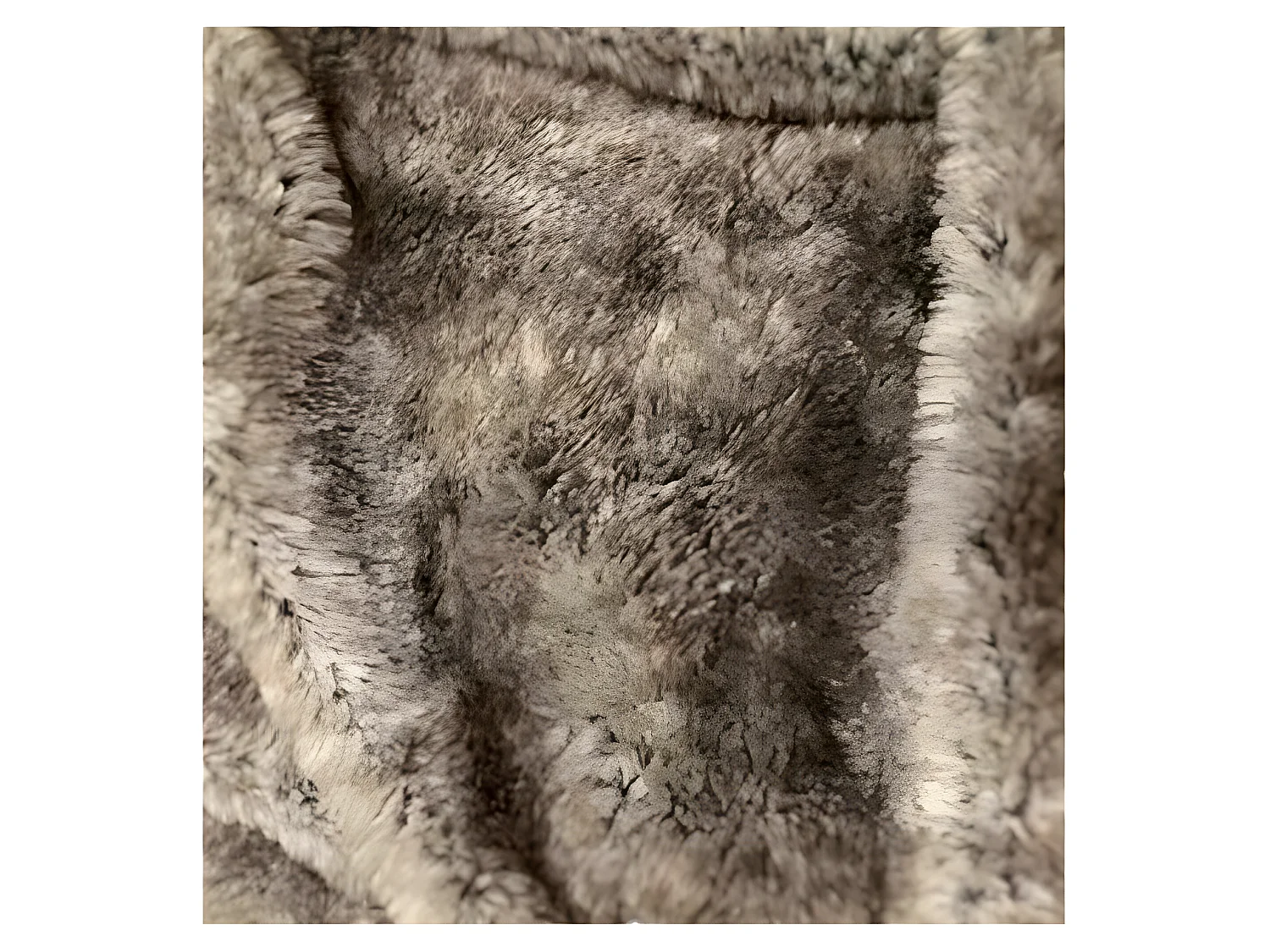 Plaid en fausse fourrure coloris GRIS - Longueur 160 x Profondeur 1,50 x Hauteur 120 cm