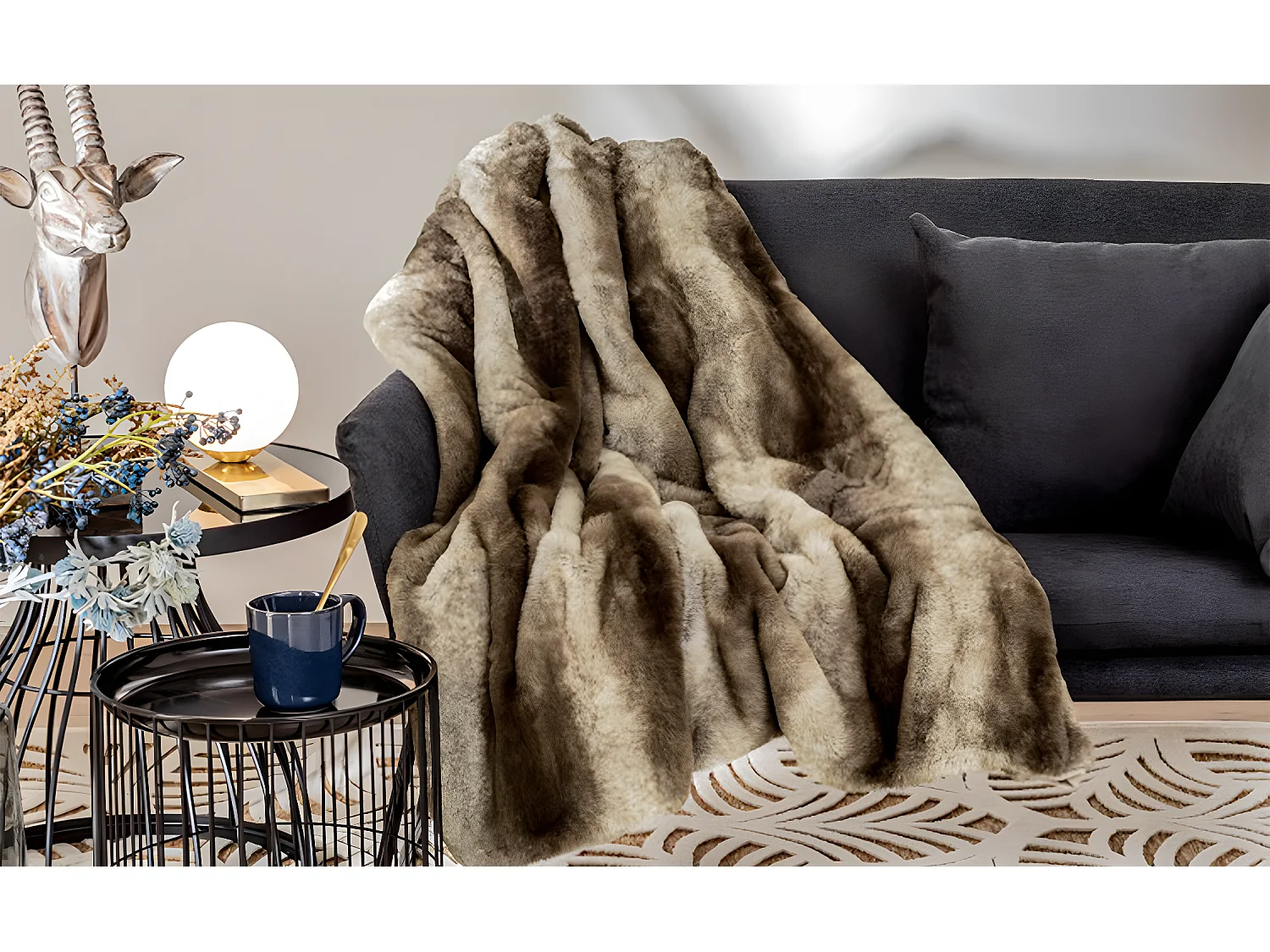 Plaid en fausse fourrure coloris GRIS - Longueur 160 x Profondeur 1,50 x Hauteur 120 cm