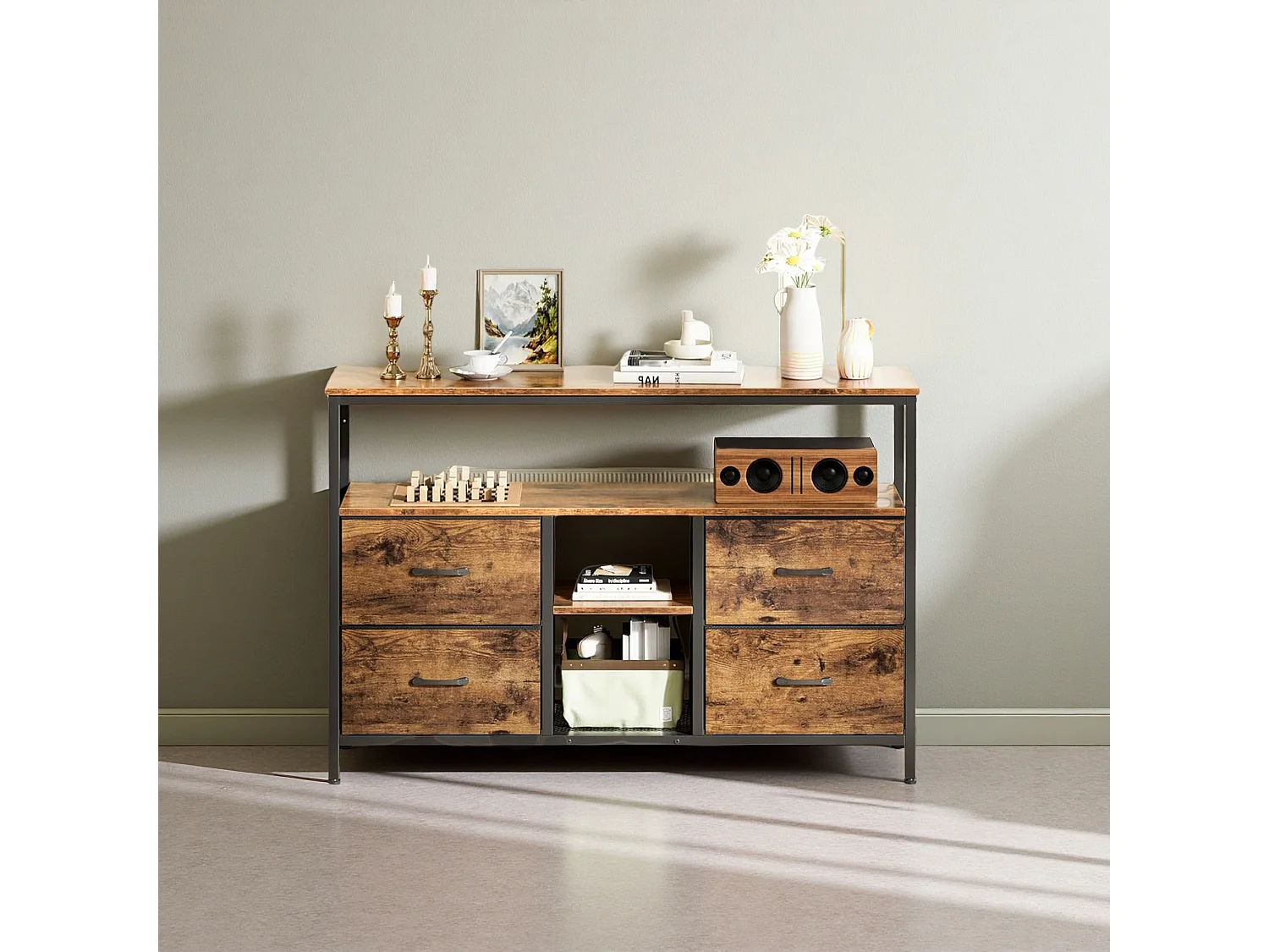 Móvel para TV até 108 cm com tampo efeito madeira de tigre, 4 gavetas de tecido vintage e estrutura metálica robusta – design retrô moderno