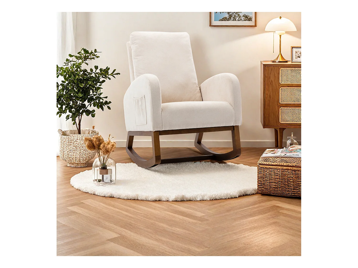 Beige badstof schommelstoel met kussen, hoge rugleuning en armleuningen - modern en comfortabel design