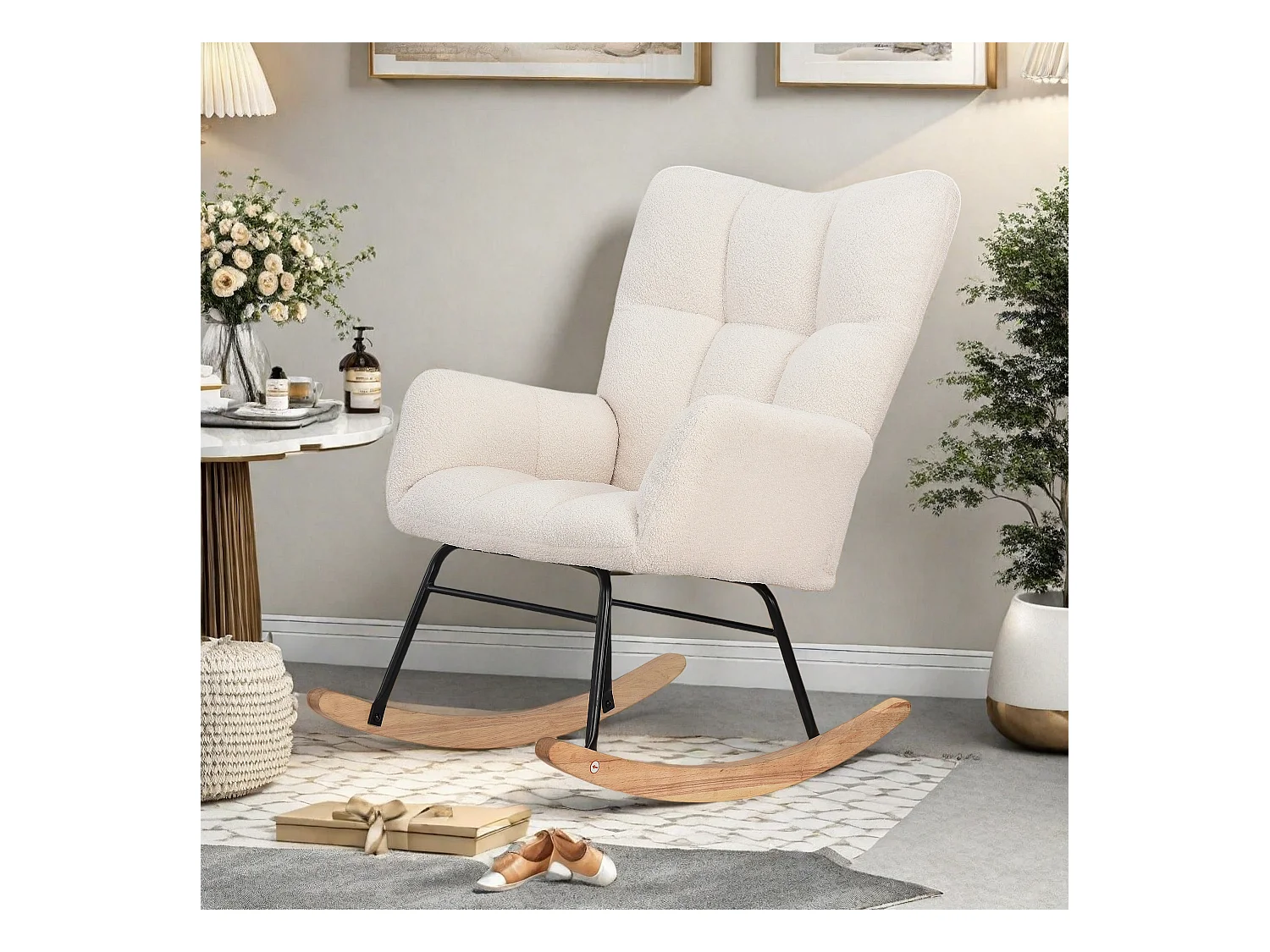 Fauteuil à bascule en tissu teddy blanc cassé, design cosy et moderne pour salon, chambre ou coin lecture