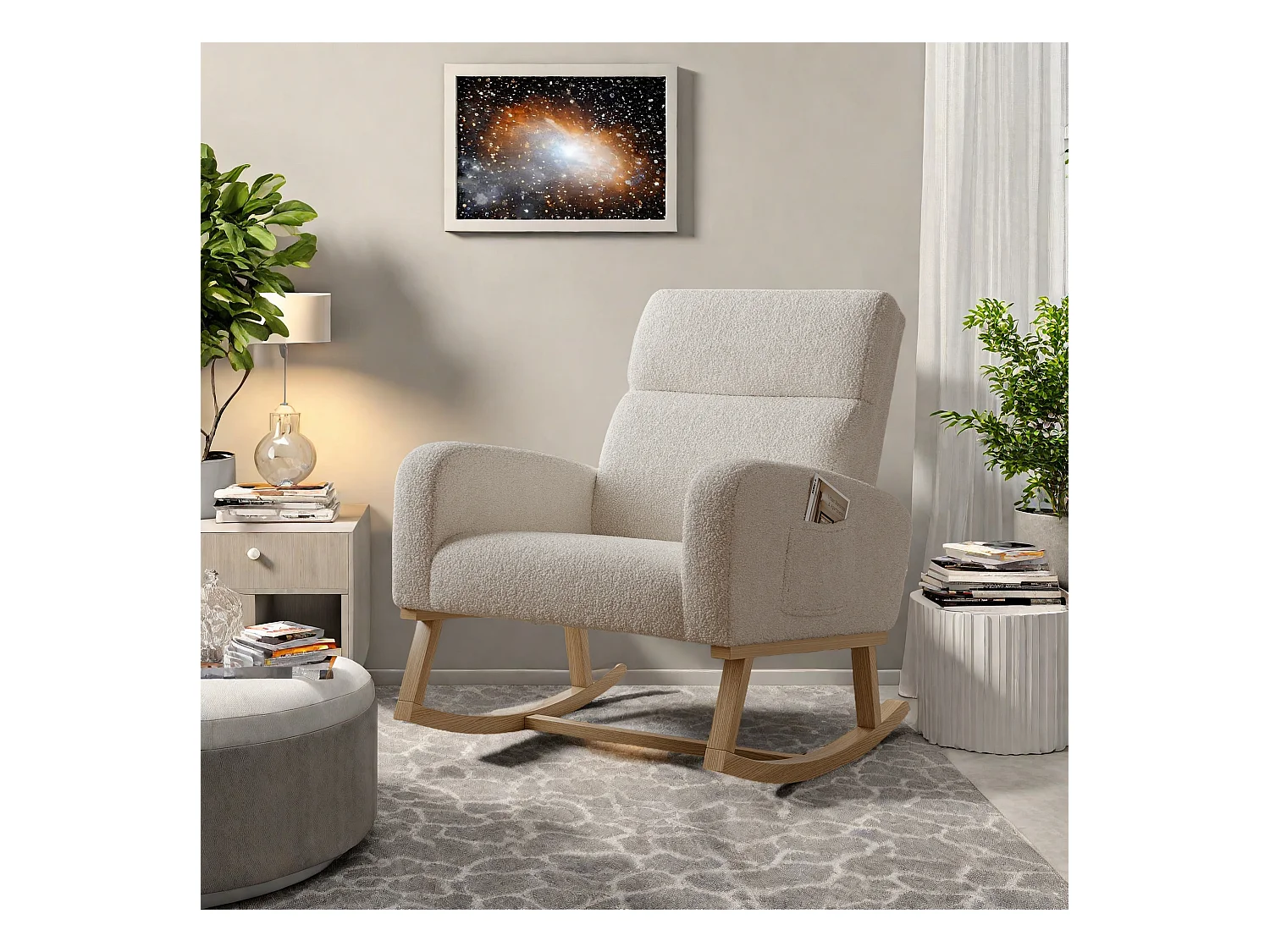 Beige schommelstoel van teddystof met zijvakken, brede zitting en stille antislipkussentjes