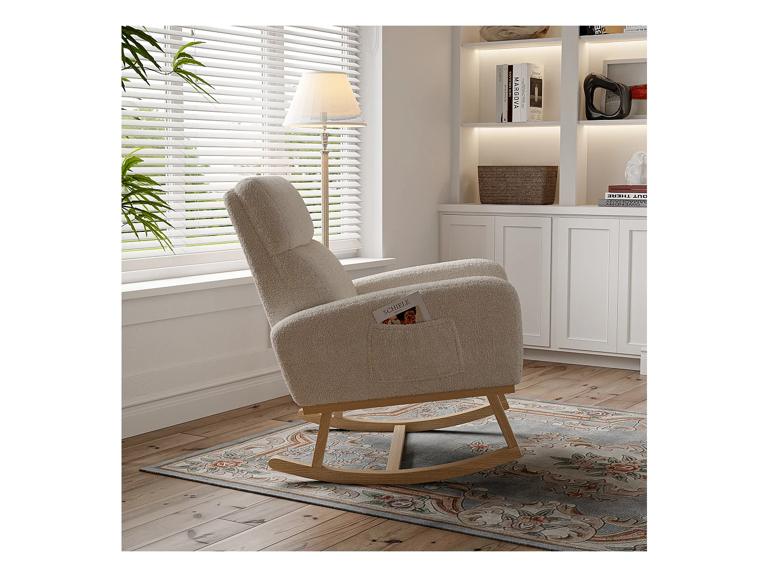 Beige schommelstoel van teddystof met zijvakken, brede zitting en stille antislipkussentjes