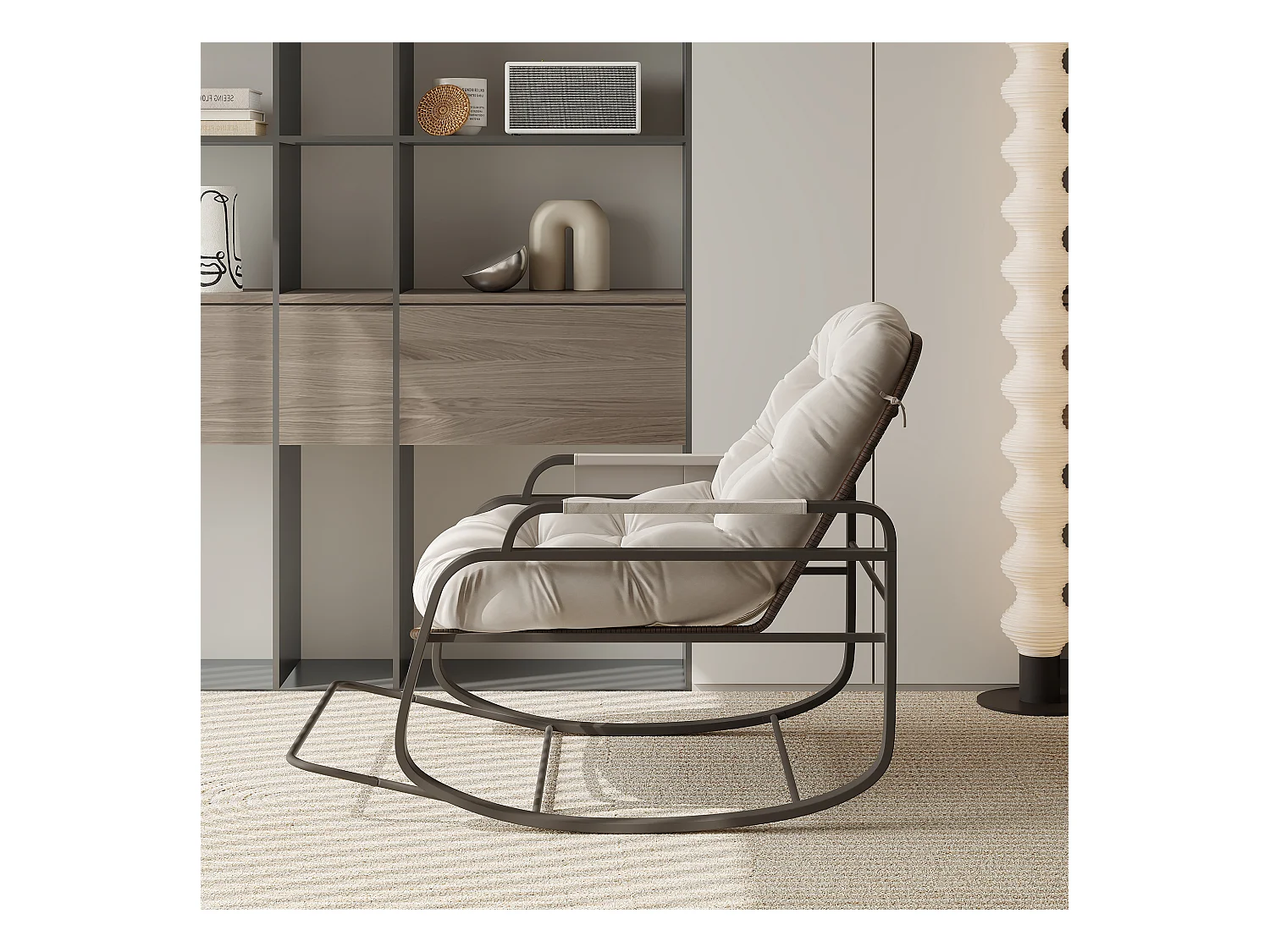 Fauteuil à bascule d’extérieur en rotin avec repose-pieds pliable, coussin beige et rangement sur accoudoirs – design moderne