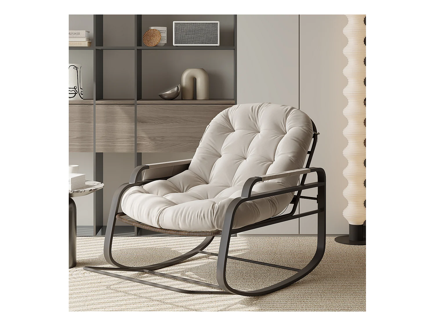 Fauteuil à bascule d’extérieur en rotin avec repose-pieds pliable, coussin beige et rangement sur accoudoirs – design moderne