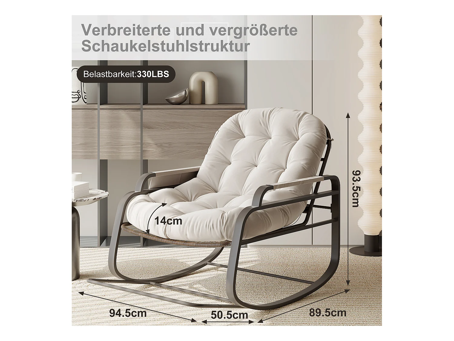 Fauteuil à bascule d’extérieur en rotin avec repose-pieds pliable, coussin beige et rangement sur accoudoirs – design moderne