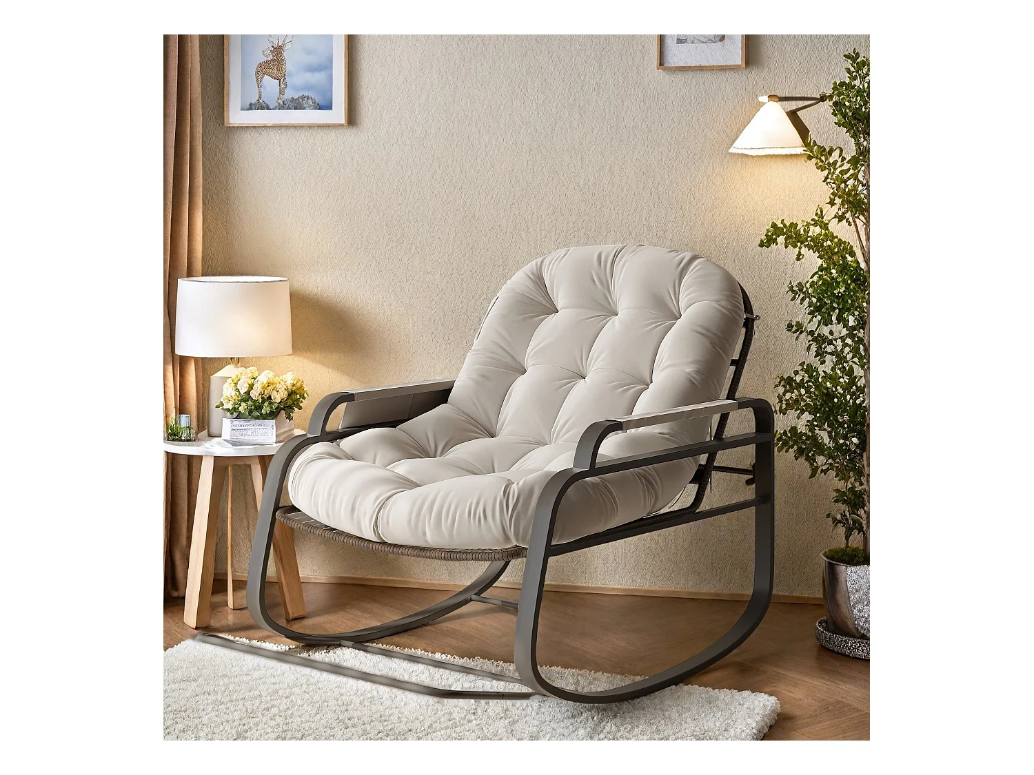 Fauteuil à bascule d’extérieur en rotin avec repose-pieds pliable, coussin beige et rangement sur accoudoirs – design moderne