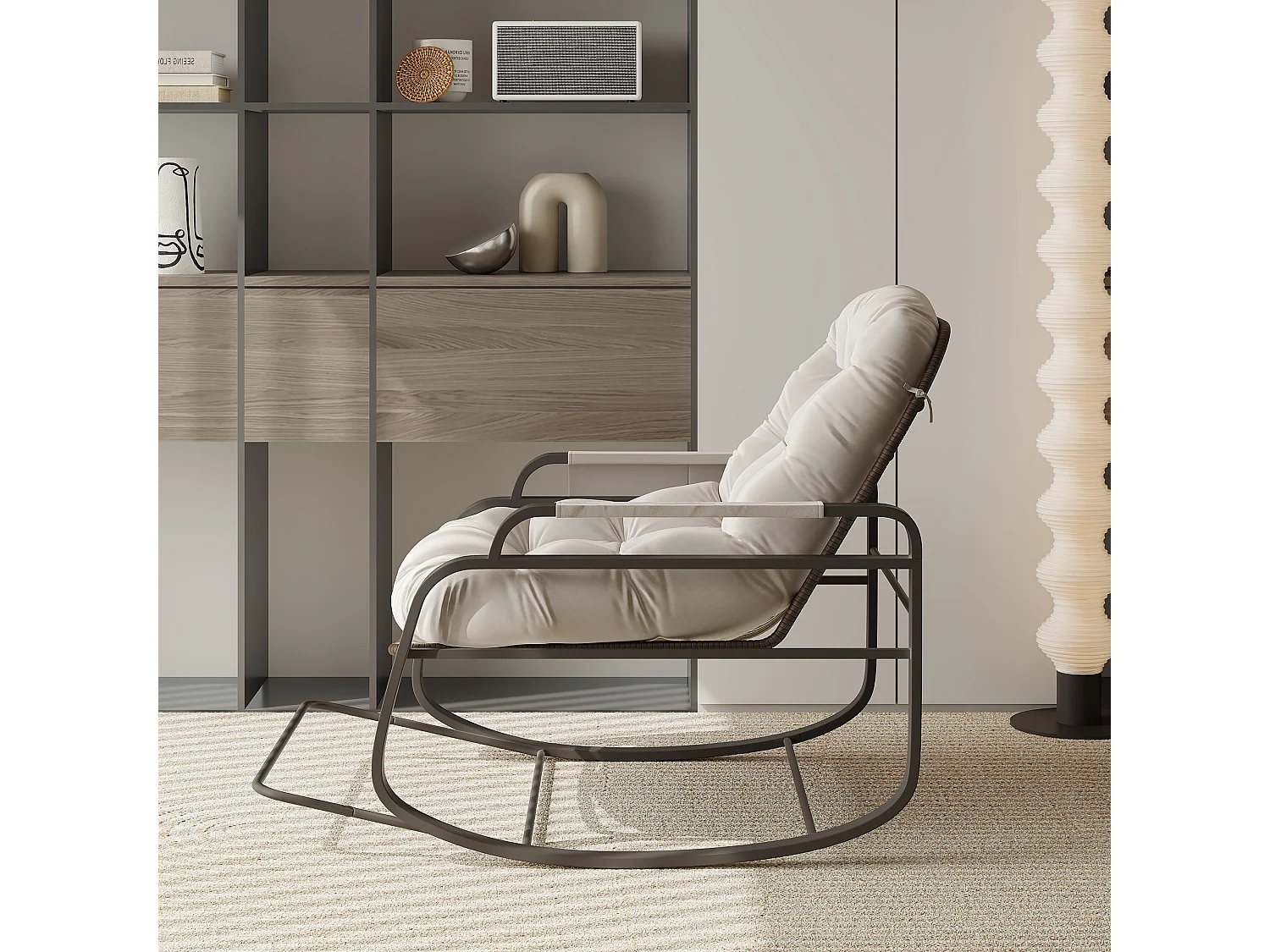 Fauteuil à bascule d’extérieur en rotin avec repose-pieds pliable, coussin beige et rangement sur accoudoirs – design moderne