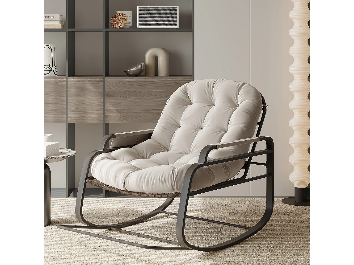 Fauteuil à bascule d’extérieur en rotin avec repose-pieds pliable, coussin beige et rangement sur accoudoirs – design moderne