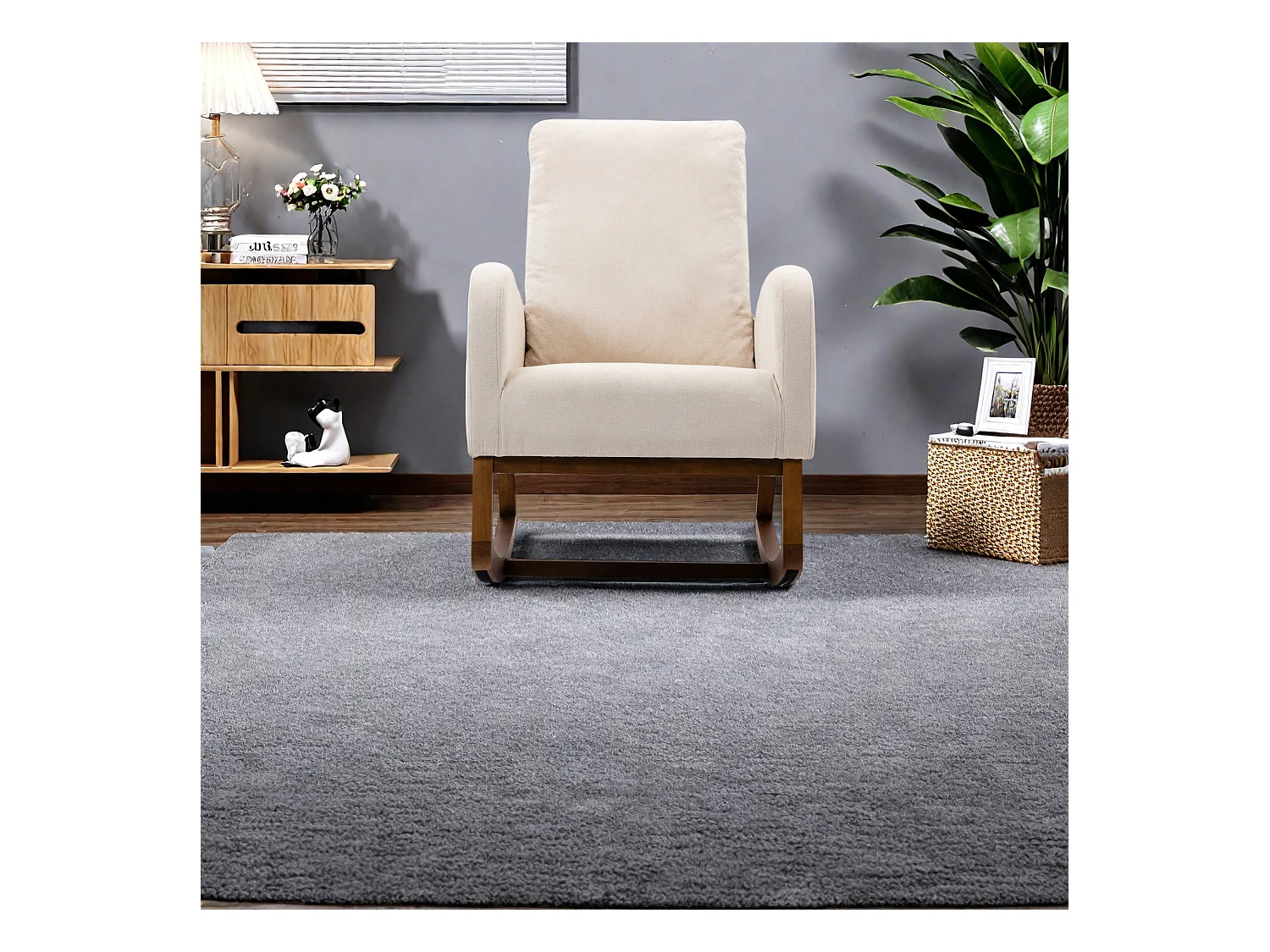 Beige badstof schommelstoel met kussen, hoge rugleuning en armleuningen - modern en comfortabel design