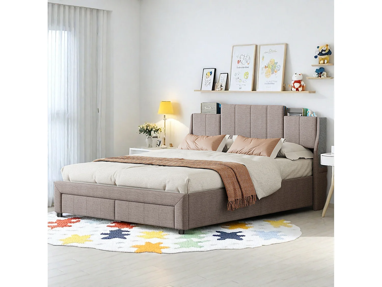 Cama de casal 140x200 cm em tecido cinza efeito linho com 2 gavetas, cabeceira com bolsos laterais, arrumação integrada e iluminação ambiente LED