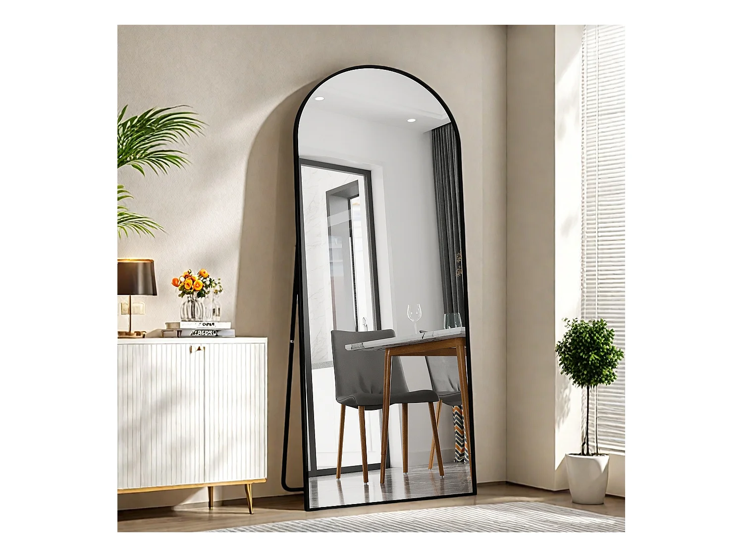 Spiegel op ware grootte 180 x 80 cm van gehard glas met zwart aluminium frame, gebogen vorm, grote staande spiegel