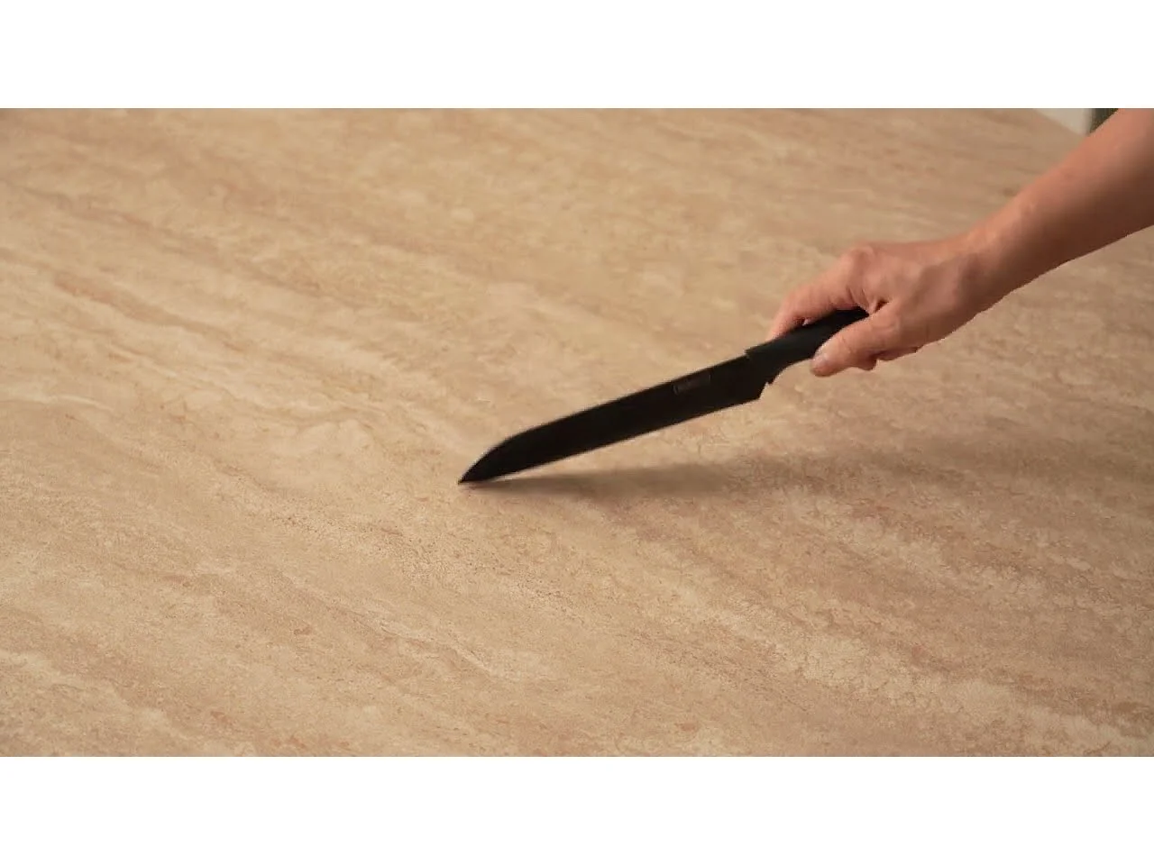 Table à manger ronde 4 personnes - Plateau en céramique effet travertin beige - ANA