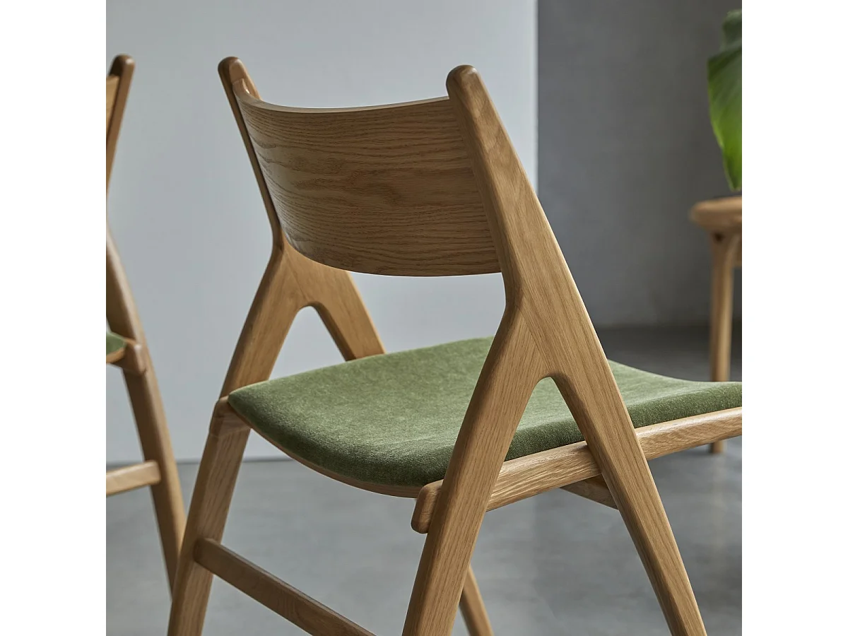 Chaise en bois de chêne massif et velours vert