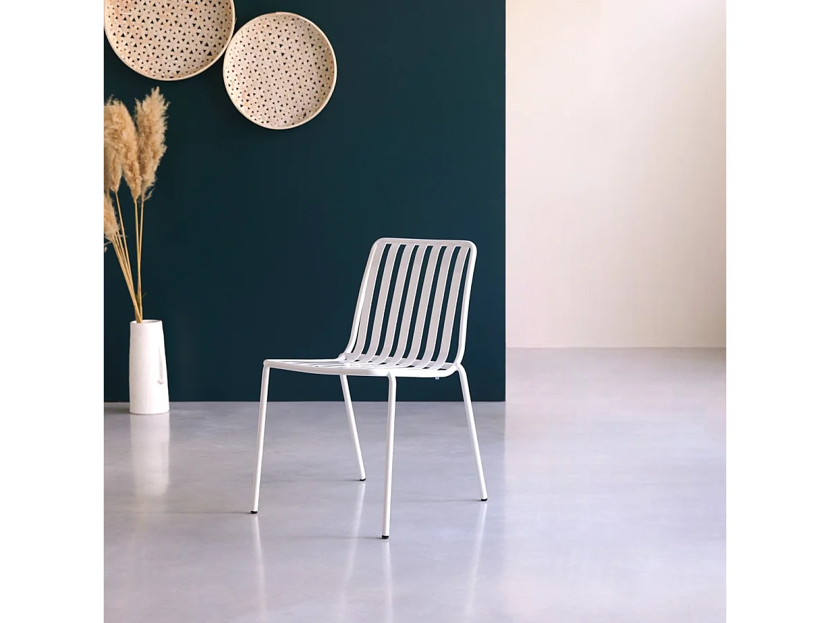 Chaise en métal peint Gaby white