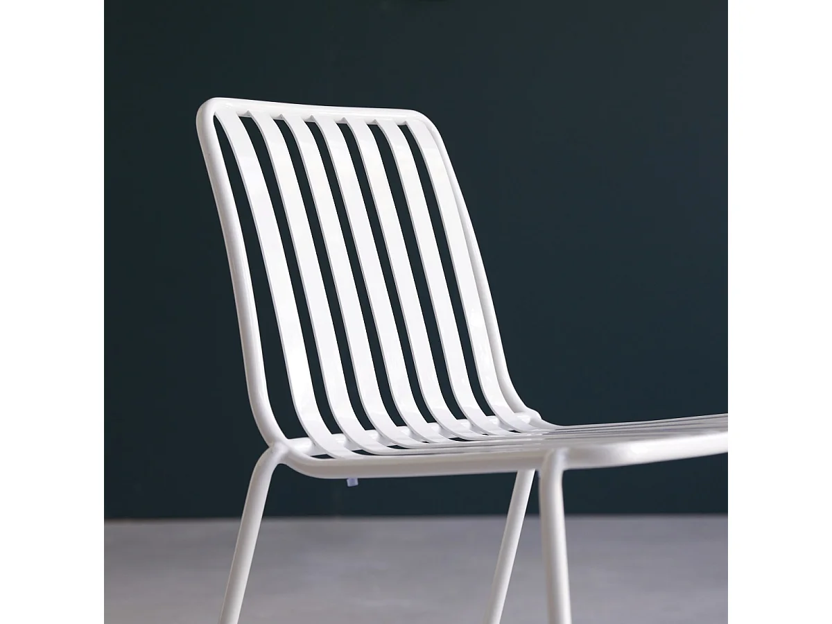 Chaise en métal peint Gaby white