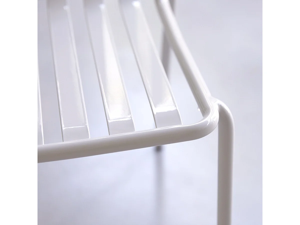 Chaise en métal peint Gaby white