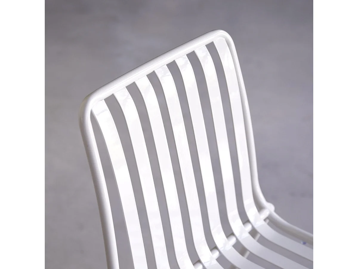 Chaise en métal peint Gaby white