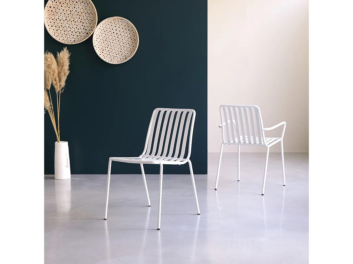Chaise en métal peint Gaby white