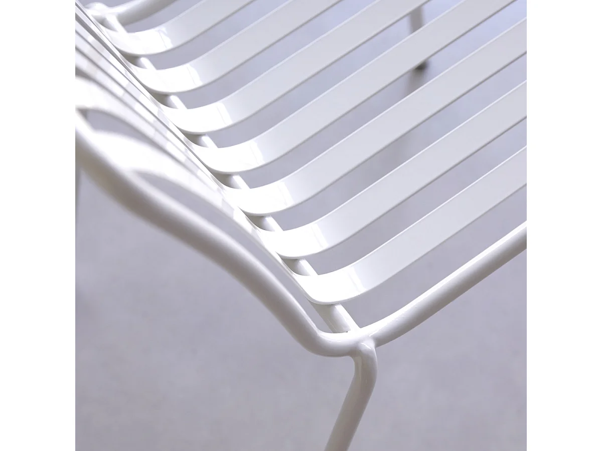 Chaise en métal peint Gaby white