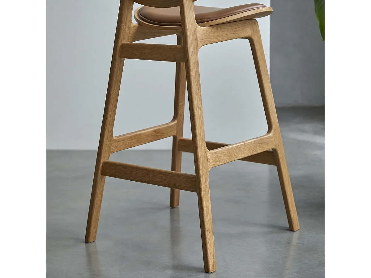 Sgabello in legno di rovere massello e pelle