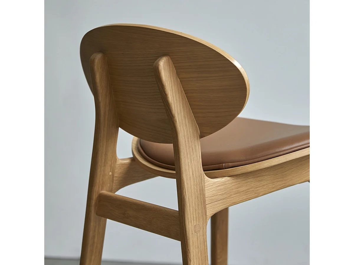 Sgabello in legno di rovere massello e pelle