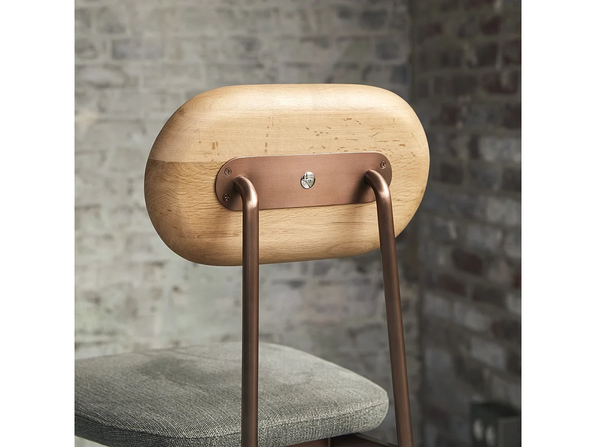 Sgabello da bar Yutapi linen green in legno di quercia