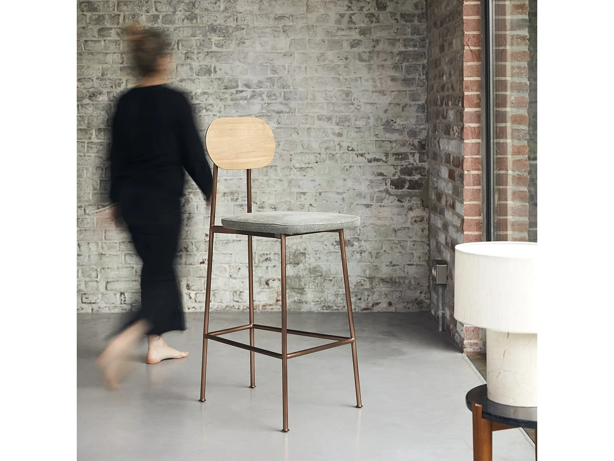 Barstuhl Yutapi aus Eichenholz und grünem Leinen